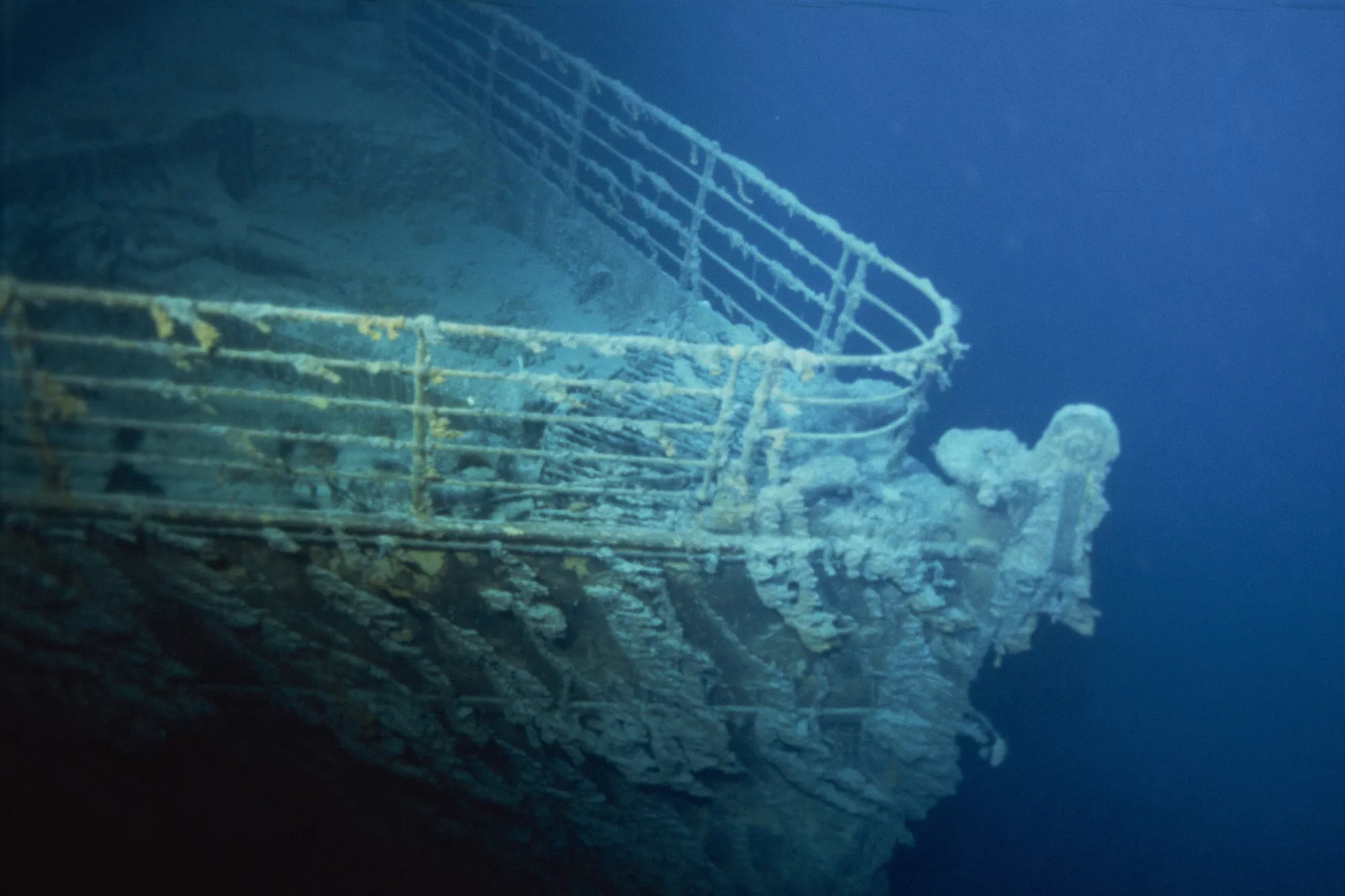 Se scufundă RMS Titanic